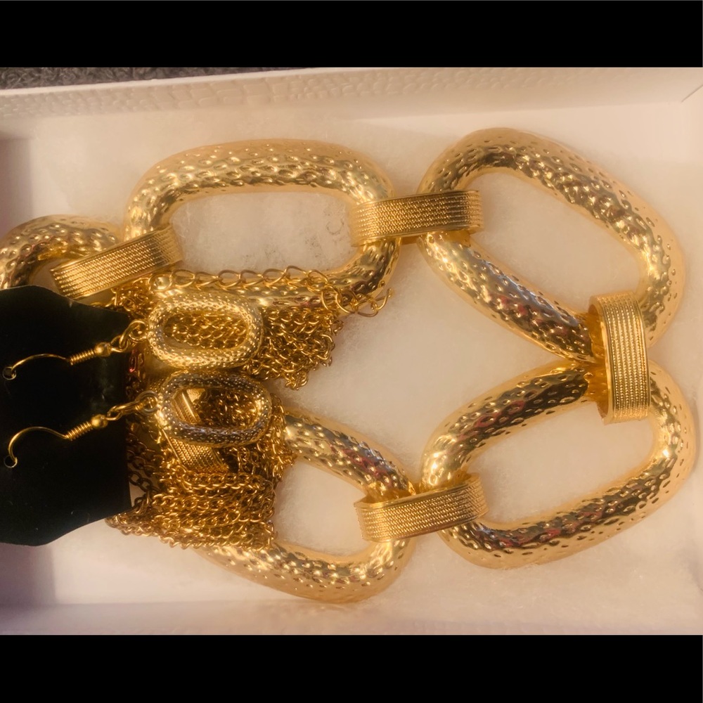 Beautiful Bold Gold Tone Necklace & Earring Set